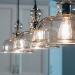 Moderne Pendelleuchten im stilvollen Wohnzimmer, die Atmosphäre und Design vereinen.