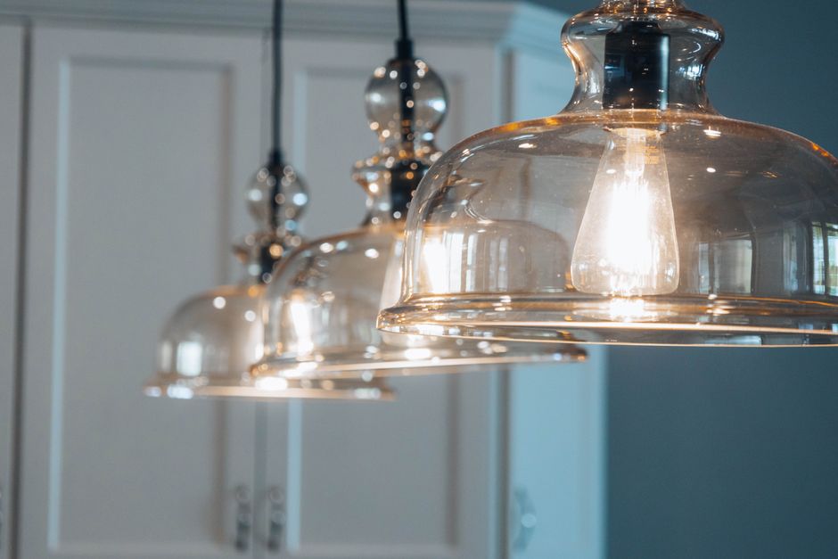 Moderne Pendelleuchten im stilvollen Wohnzimmer, die Atmosphäre und Design vereinen.